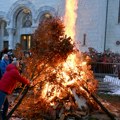 Zapaljen badnjak ispred Hrama Svetog Save, veliki broj vernika slavi Badnje veče