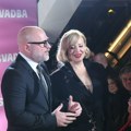 Dubok dekolte i mrežica preko grudi na premijeri filma "Svadba" sve oči uprte u plavušu: Crveni ruž glumice i bujne obline…