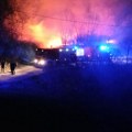 Poznato šta gori na Savskom nasipu: Jak vetar otežava gašenje, odjekuju i detonacije, velika drama