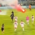 Maskirani huligani upali na teren i jurili sopstvene fudbalere! Igrači bežali, policija hapsila pred kamerama