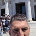(Video) Kristijan Golubović ispred Hrama Svetog Save pokazao koliko ljudi čeka u redu da se pokloni Časnom pojasu Presvete…