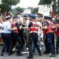 Nastavljeni protesti u Albaniji protiv planiranog turističkog kompleksa Trampovog zeta