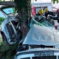 Stravične slike sa mesta pogibije dva tinejdžera Mladići (18) se zakucali u drvo i stradali na licu mesta, meštane probudio…
