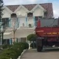 "Ljudi, pored kuće..." Vatrogasci uleteli na imanje Olje Crnogorac na Vrdniku, drama se nastavila