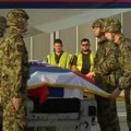 (Foto, video) Avion sa telom Ratka Mladića sleteo u Srbiju: Na aerodromu pripadnici Vojske Srbije, kovčeg prekriven zastavama…