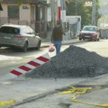 Raskopana ulica na Konjarniku: Rok za sanaciju kolovoza pomeren, građani pešače sredinom puta