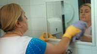 Žena s gumenim rukavicama